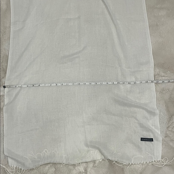 CASHMERE Elegant White Shawl Wrap - Picture 5 of 6